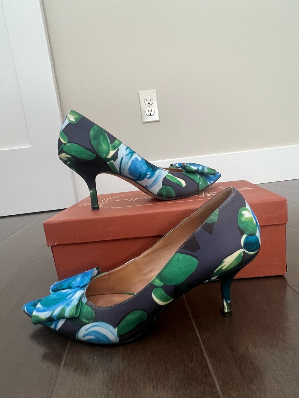 Bettye Muller, Feminine
 Blue and Green Floral Pointed-Toe heels